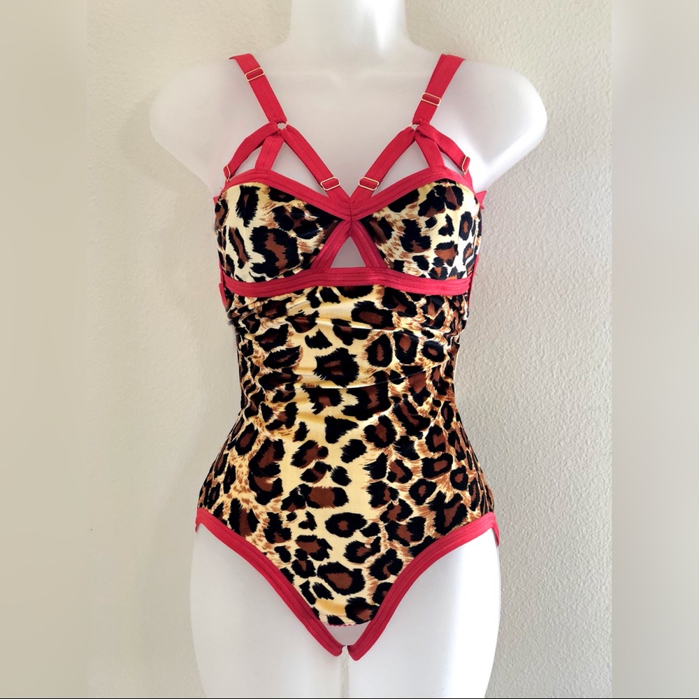 Solstice Intimates velvet ouvert v-strap bodysuit
